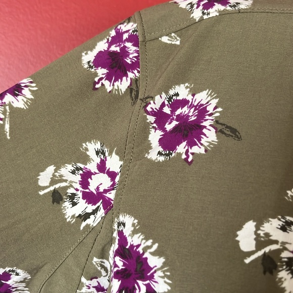 BNWOT Duluth trading company, green floral top - Picture 3 of 16